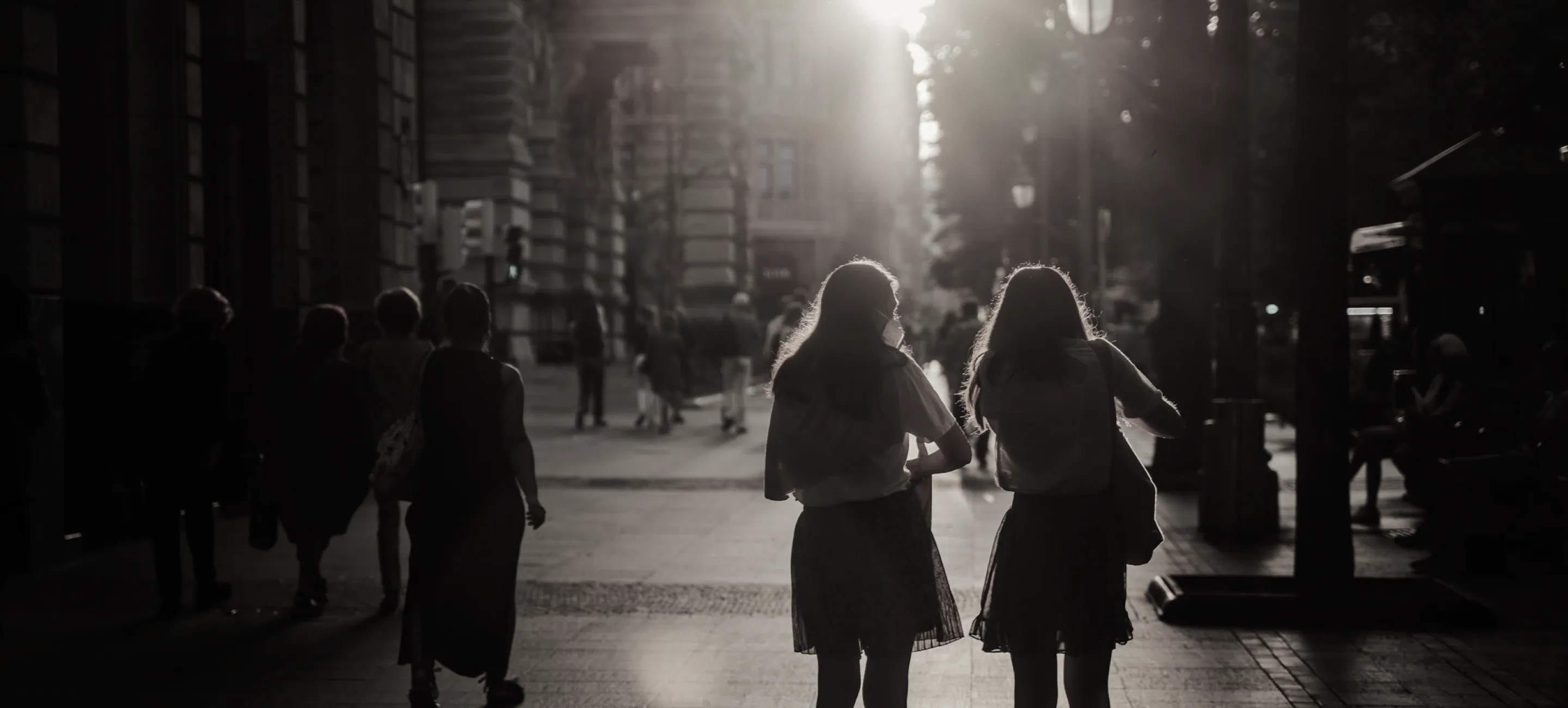 Persone che camminano per strada in città
